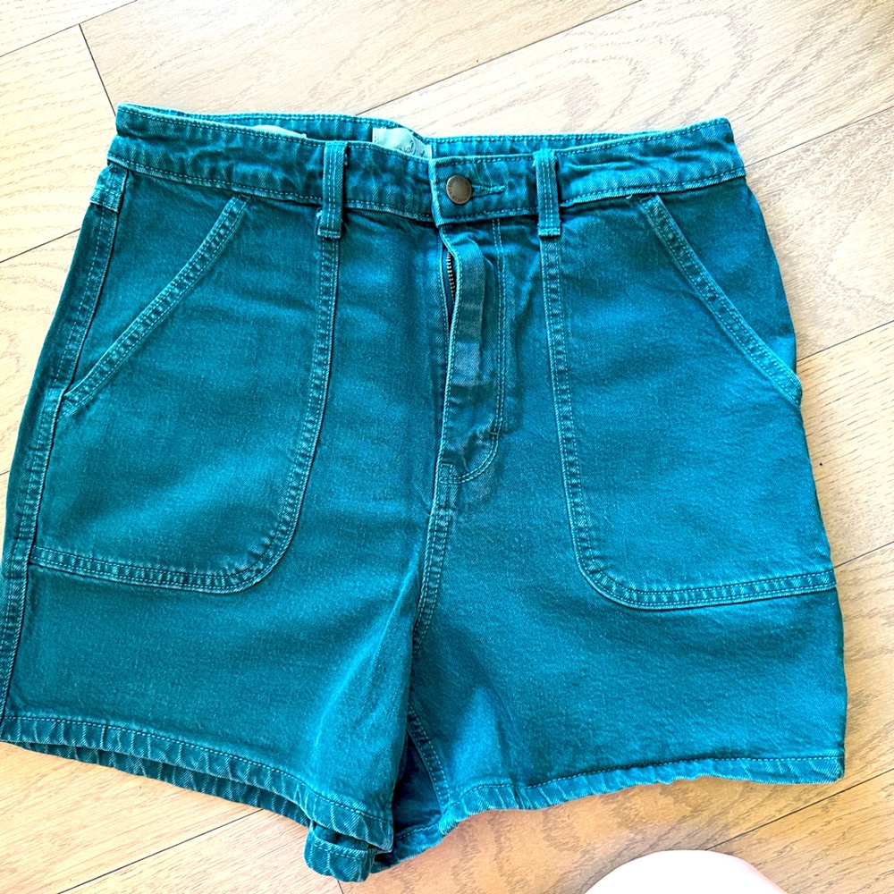 Green target shorts